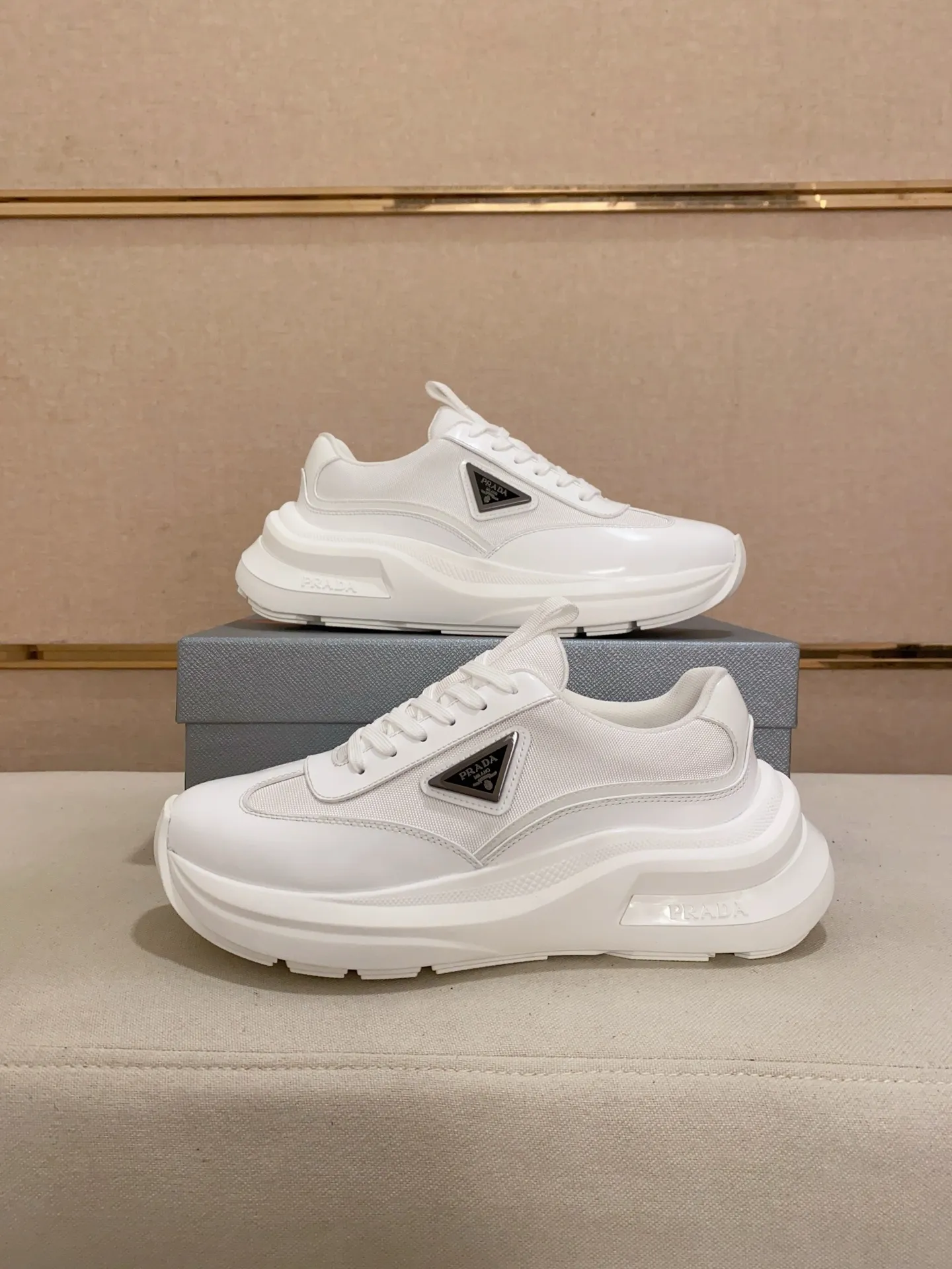Men's shoes 💰 660💰 ✔️✔️✔️Higher version High-quality new PRADA (Prada) counters are launched simultaneously. The new men's shoes and 😘fabrics are made of high-tech glue-making technology. Lining: Full cowhide lining. 👍🏿 High-end ☄️ Air-cushion molded anti-slip foam outsole, exquisite lines, simple and elegant, comfortable and high-end for leisure travel. Code number: 38 to 44 (45 can be customized and cannot be returned or exchanged)